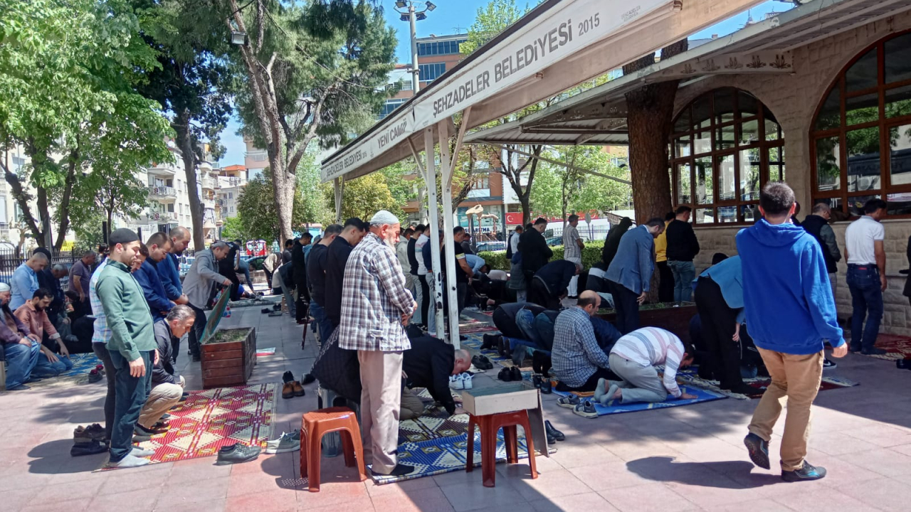 İslam alemi Ramazan Bayramı ve Cuma Namazı sevinci birlikte yaşadı