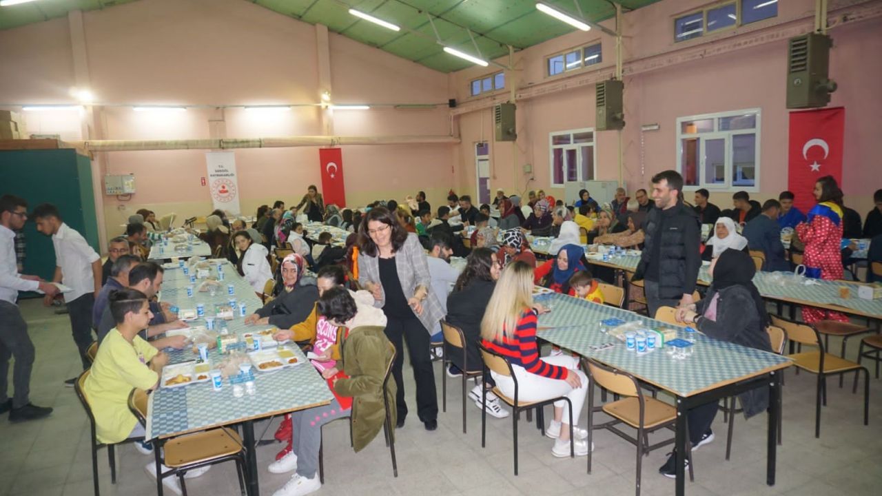 Kaymakam Arıkan depremzedeleri iftarda ağırladI