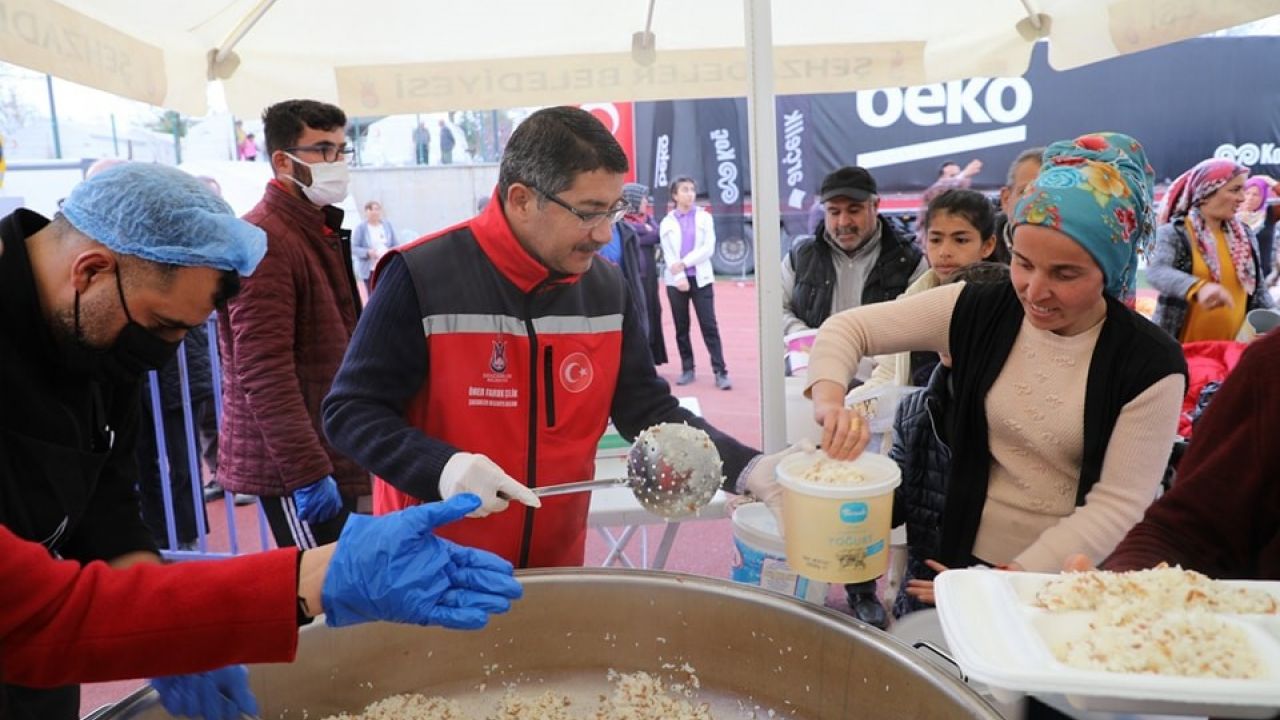 KAZANLARIN BAŞINA GEÇTİ DEPREMZEDELERE YEMEK DAĞITTI