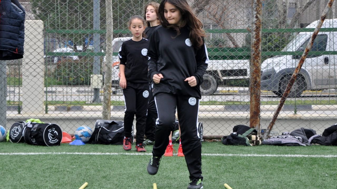 KIZLAR MANİSA FK AKADEMİ FUTBOL OKULLARINA İLGİ GÖSTERİYOR