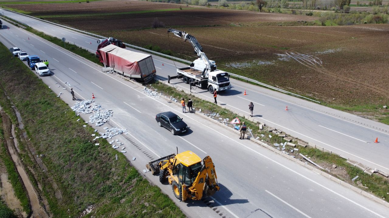 Kontrolden çıkan tır orta refüje daldı: 1 yaralı