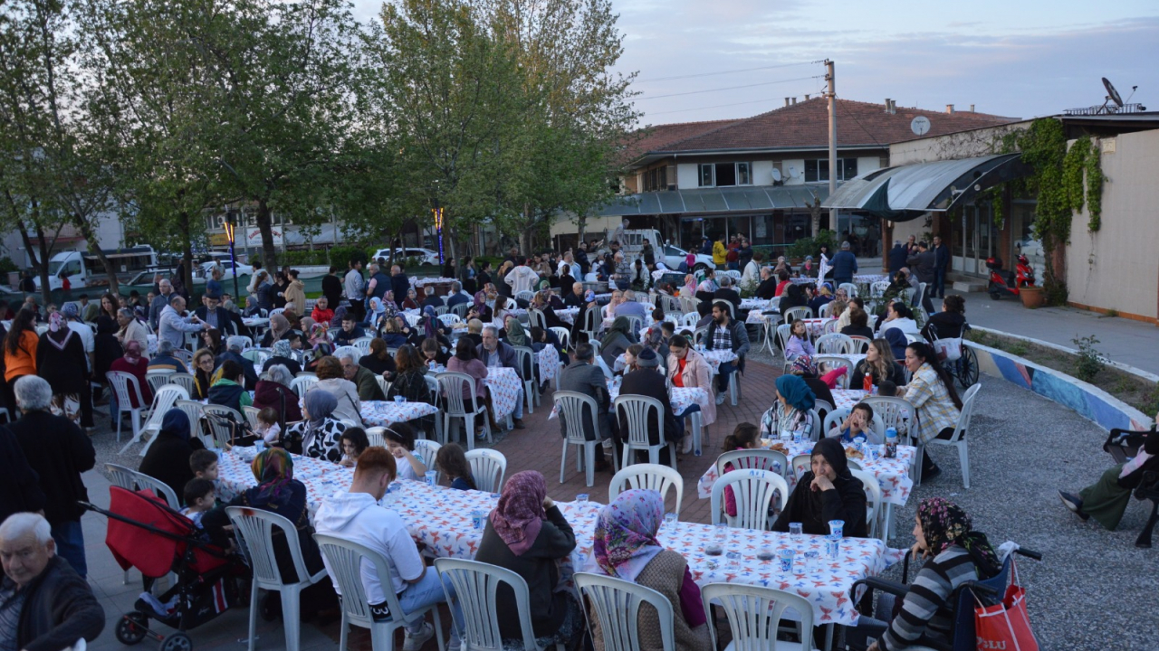 Laleli Mahallesi’nde imece usulü depremzedelere iftar