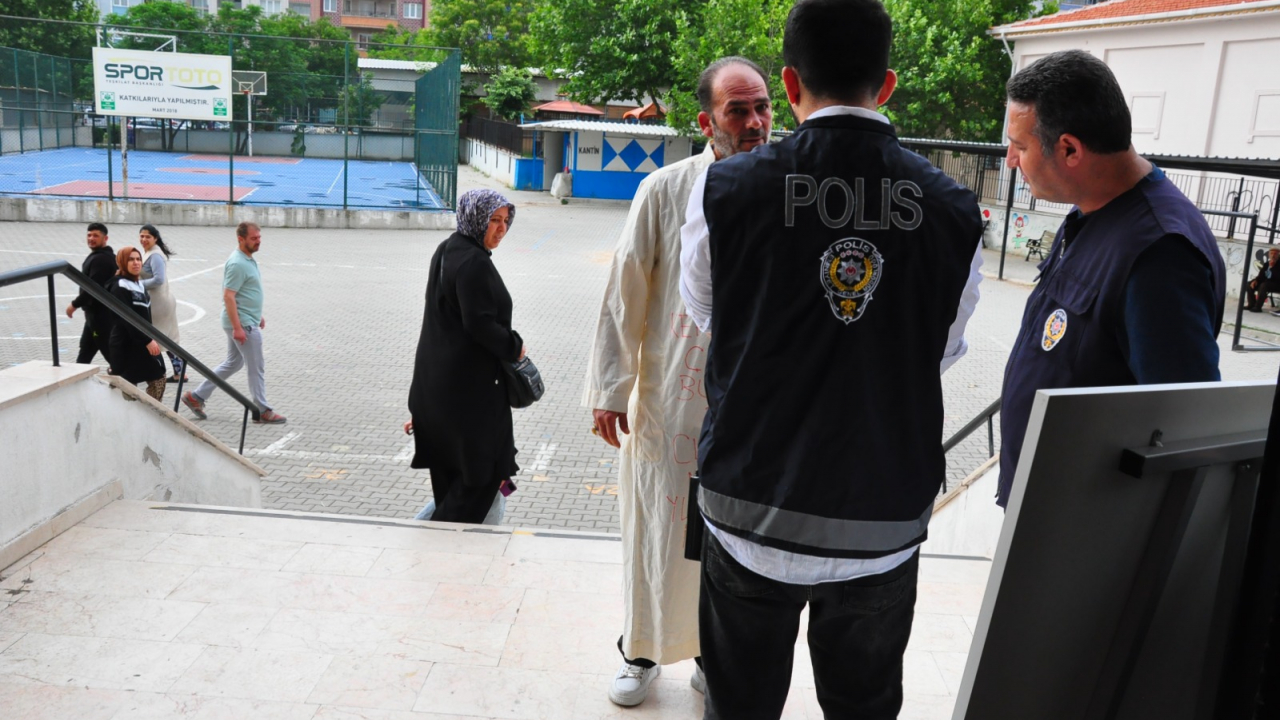 Manisa'da kefenle oy kullanmaya gitti