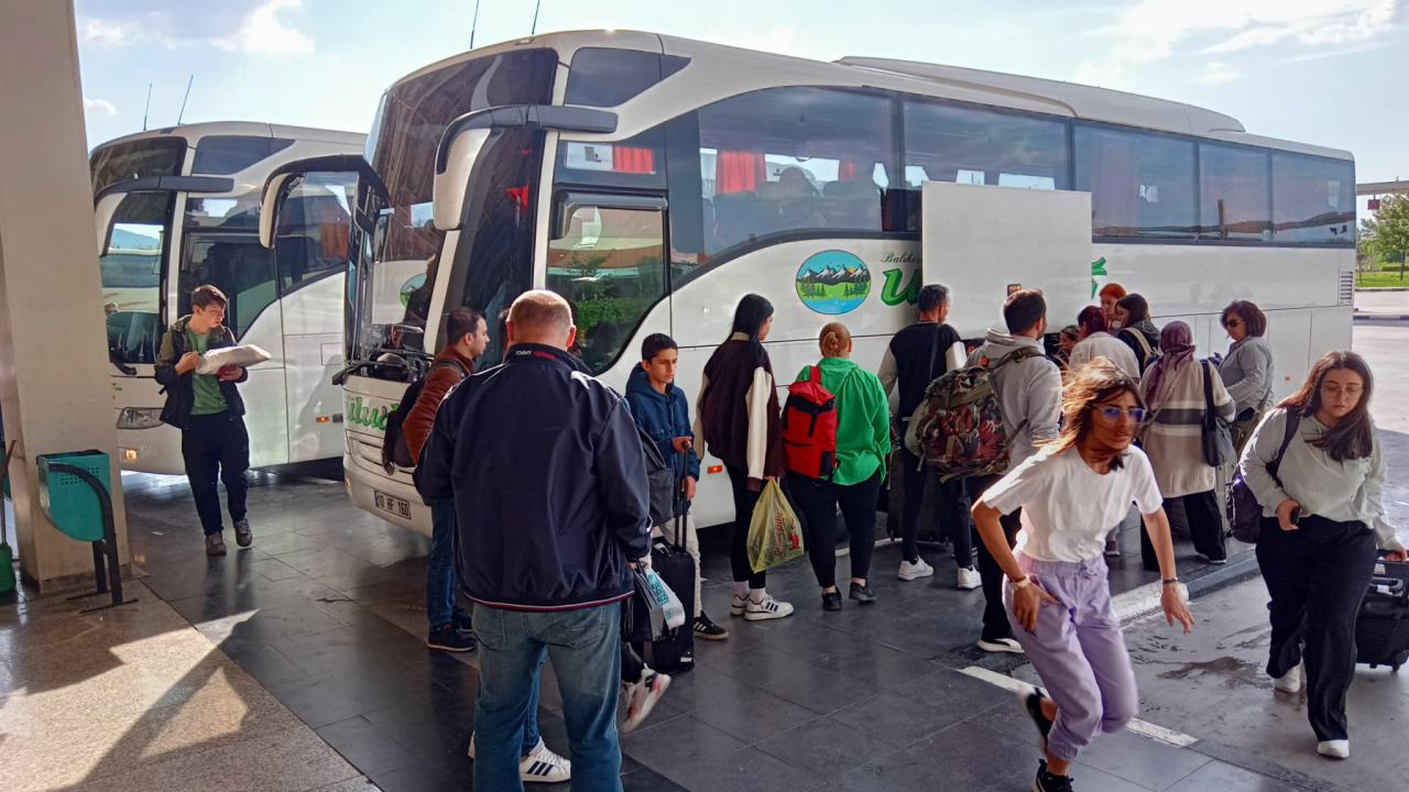 Manisa otogarında bayram dönüşü yoğunluğu