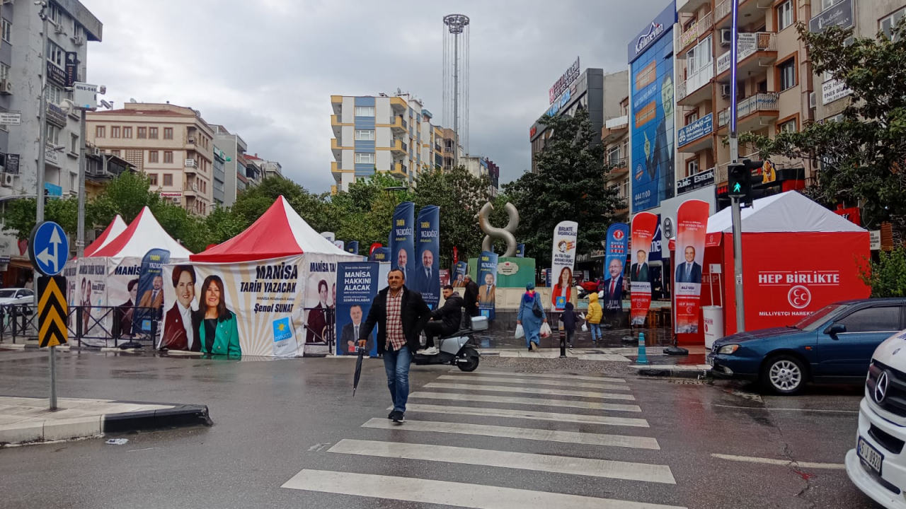 Manolya Meydanı seçim zamanı en hareketli meydan 