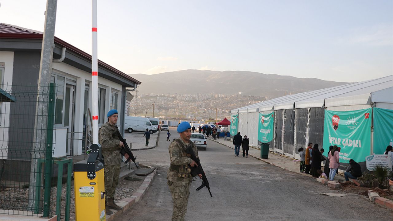 Mehmetçik depremzedelerin umudu oldu