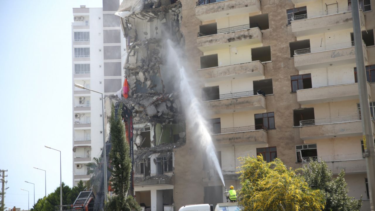 Mersin'de depremlerde ağır hasar alan binanın yıkımına başlandı