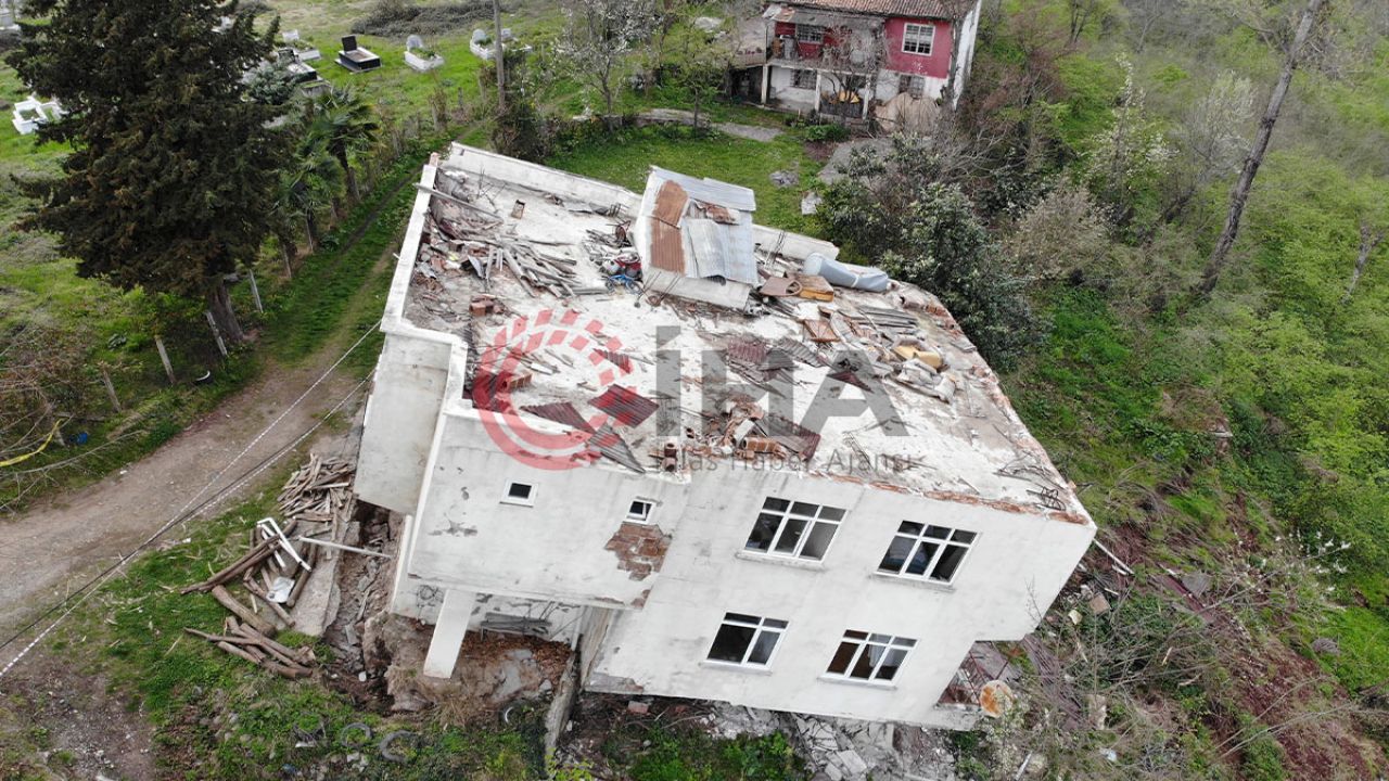 Ordu'da heyelan: Bir ev yan yattı