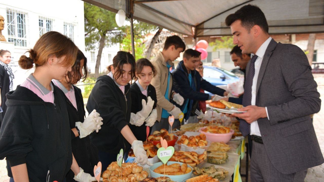 ORTAOKUL ÖĞRENCİLERİNDEN DEPREMZEDE ARKADAŞLARINA DESTEK