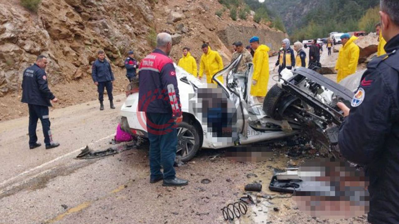 Otomobilin üzerine kaya parçası düştü: 4 ölü