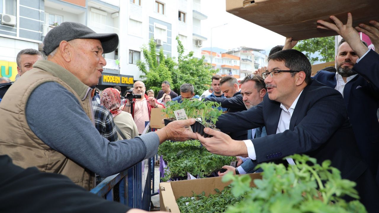 Şehzadeler Belediyesi vatandaşlara 23 bin fide dağıttı