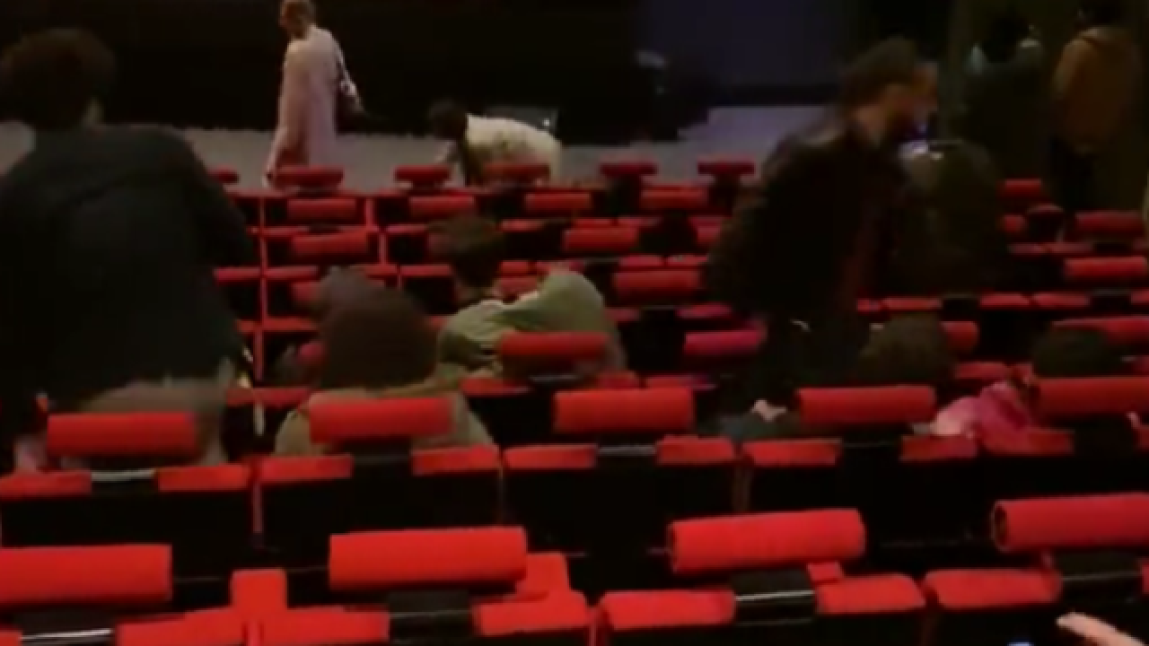 Sevgilisinin boynuna tasma takıp sinema salonunda dolaştırdı