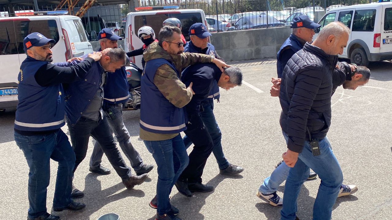 Tartışma sırasında polisi öldüren baba ve 4 oğlu adliyeye sevk edildİ