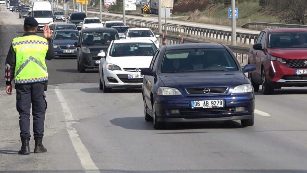 Tatilciler yollara akın etti, 43 ilin geçiş güzergahında trafik yoğunluğu