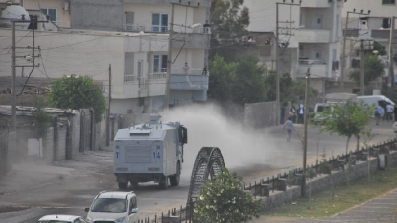 Yeşil Sol Parti mitingi sonrası polise taşlı saldırı