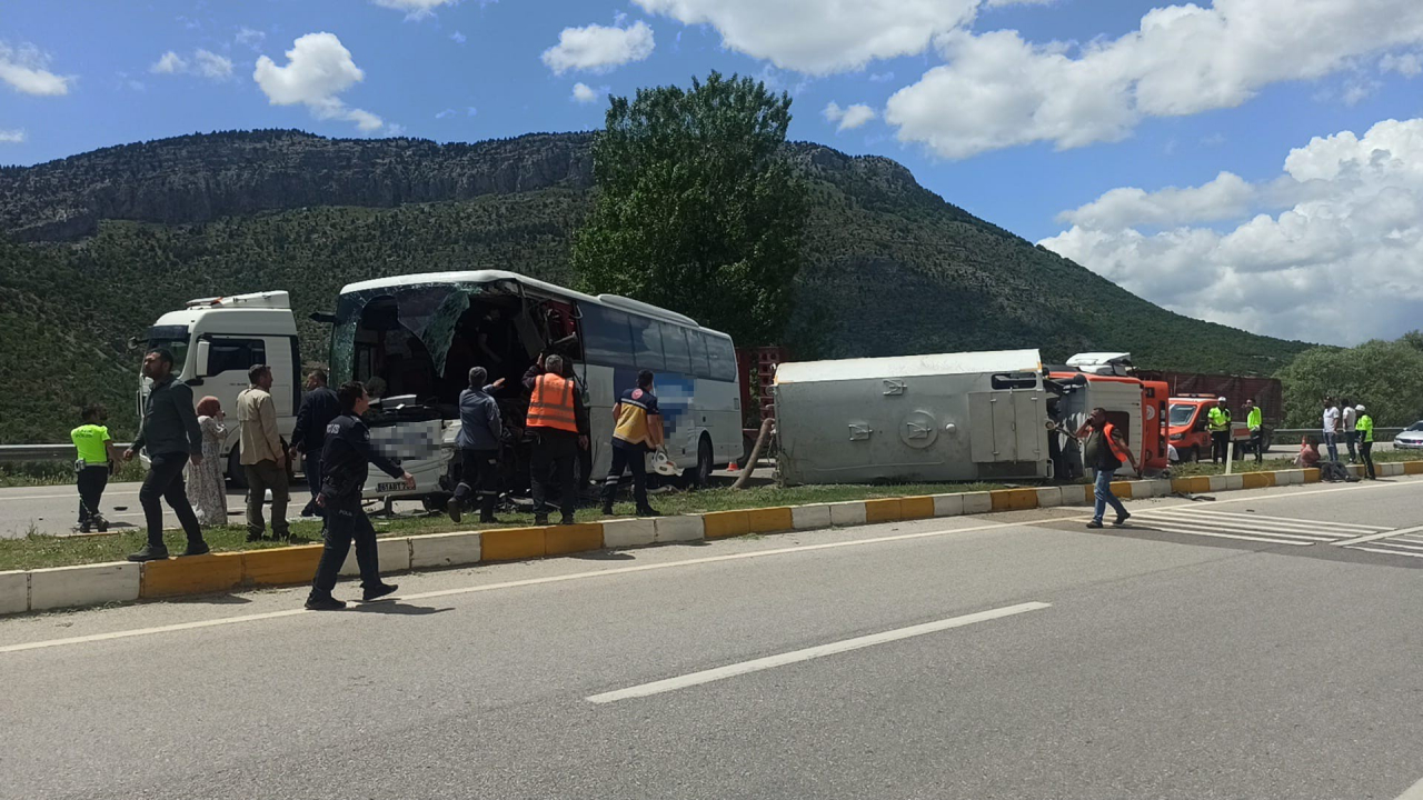 Yolcu otobüsü ile temizlik aracı çapıştı: 1 ölü ve yaralılar var