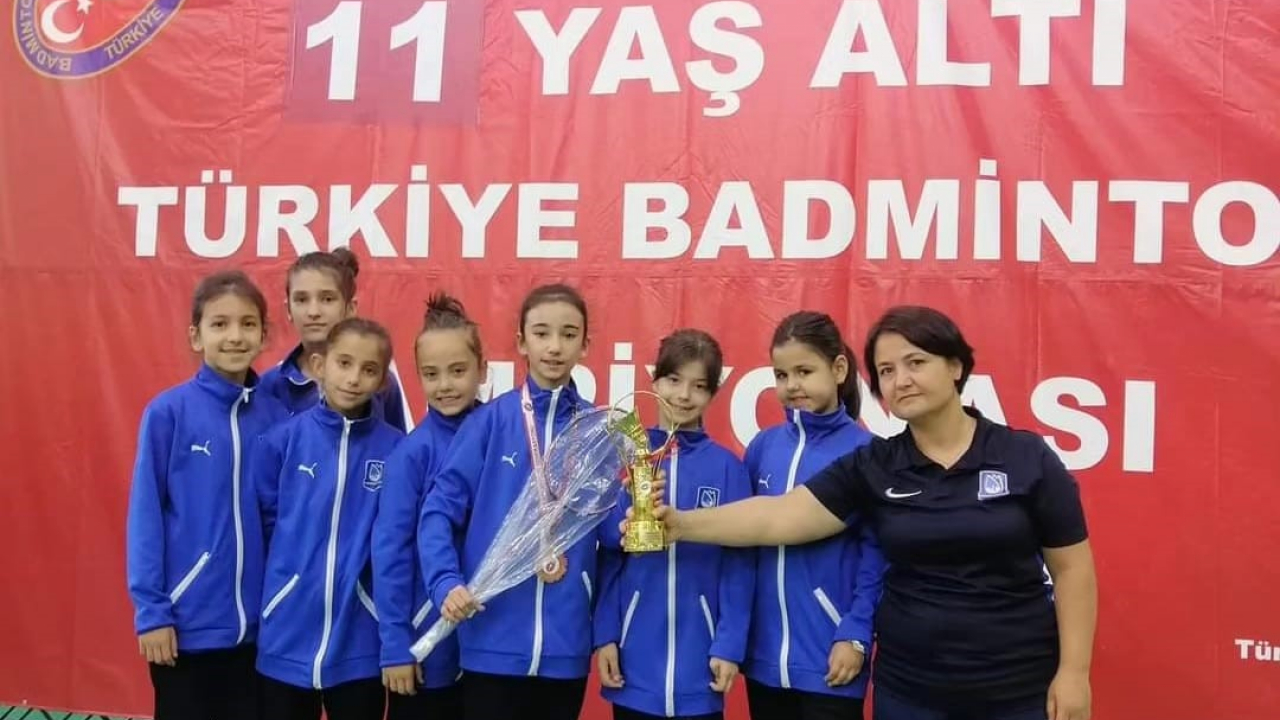 Yunusemreli Zeren badmintonda Türkiye üçüncüsü oldu