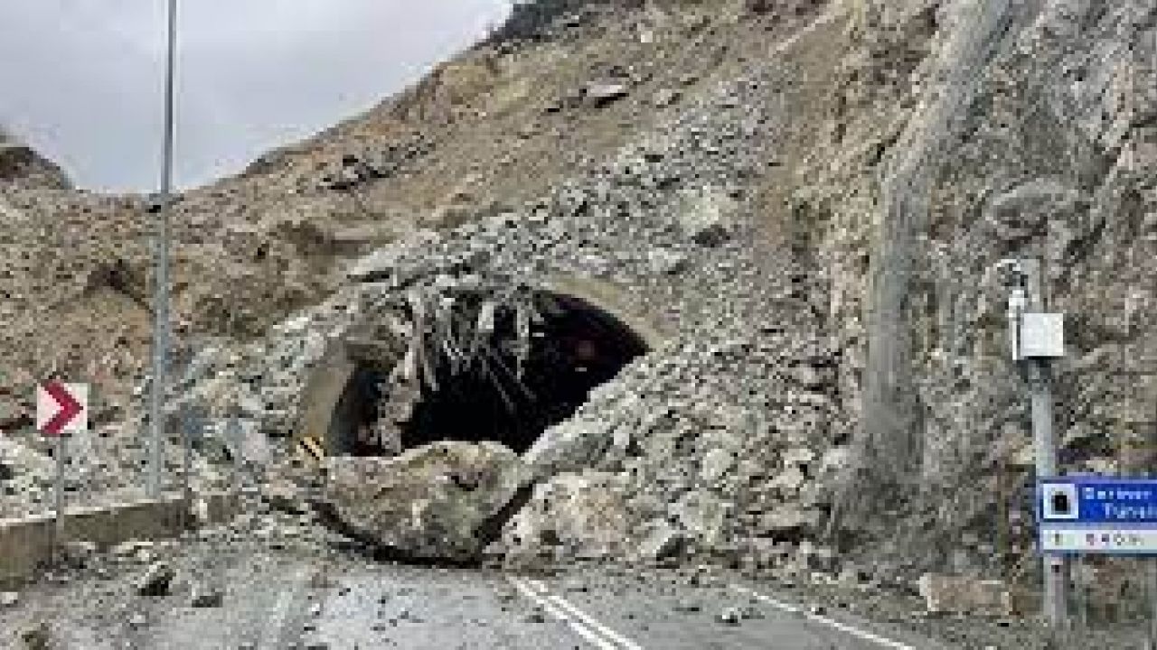 Yusufeli'nde heyelan meydana geldi