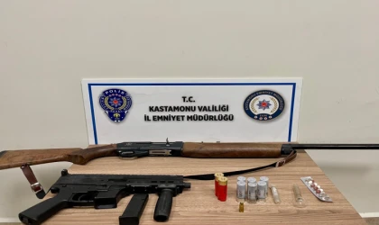 Polisin durdurduğu araçtan "Uzi" çıktı: 2 gözaltı