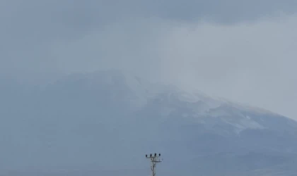 Yüksek kesimleri beyaza büründü