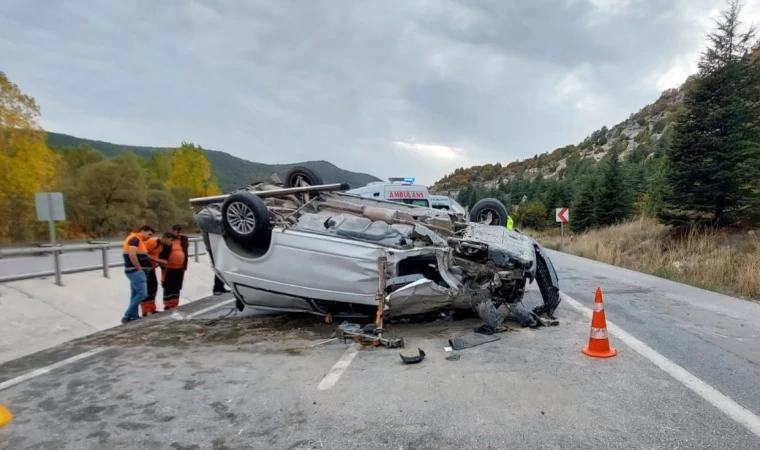 Ağaca çarparak devrilen minibüsün sürücüsü hayatını kaybetti