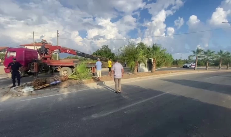 Aydınlatma direğine çarpan minibüs yan yattı: 2 yaralı