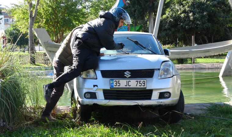 Otomobiliyle süs havuzuna uçtu: yardımına vatandaşlar koştu