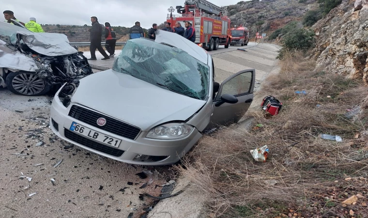 Otomobiller çarpıştı: 1 kişi öldü, 1'i doktor 3 sağlıkçı yaralandı