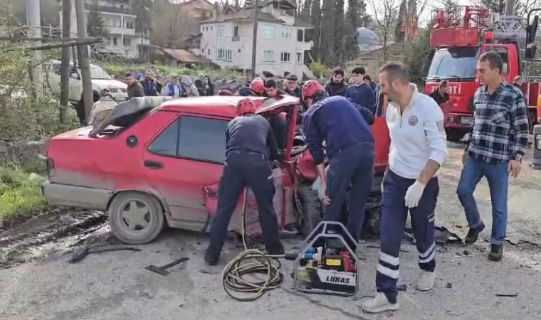 İki otomobil kafa kafaya çarpıştı: 1'i ağır 3 yaralı