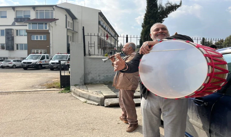 Çalışmak istemedikleri müdürlerinin tayinini davul zurnayla kutladılar