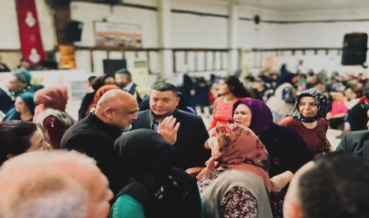 Gürhan Özcan, Turgutlu’da yoğun ilgiyle karşılaştı;  Bozkurt işaretiyle oynadı