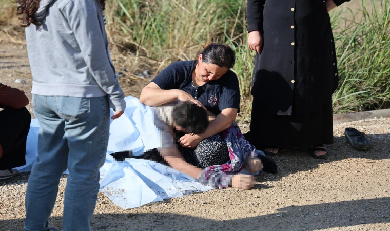 Acılı anne boğularak ölen oğlunun başını son kez okşadı