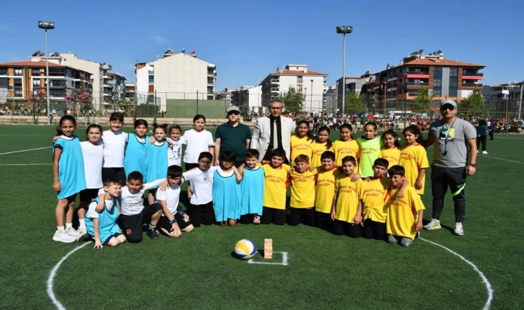 Geleneksel çocuk oyunları ilçeyi şenlendirdi