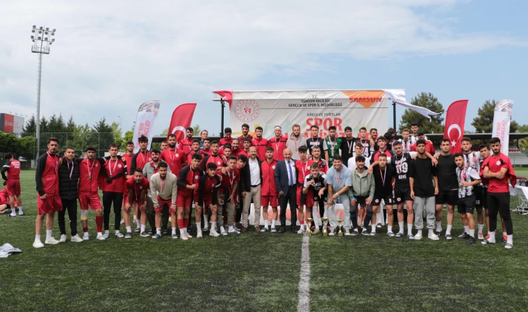 Manisa Yurtlar Futbol Takımı şampiyonluk kupasını kaldırdı