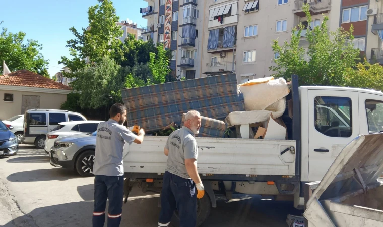 Şehzadeler Belediyesi Temizlik İşleri Müdürlüğü evsel atıkları topluyor