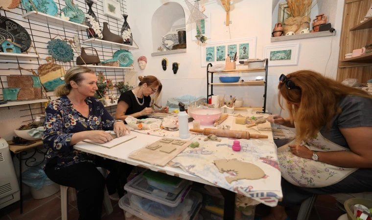 Şehzadeler’in kadınları el emeklerini sanata dönüştürüyor