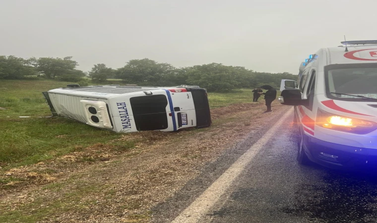 Sera işçilerini taşıyan minibüs devrildi: 14 yaralı