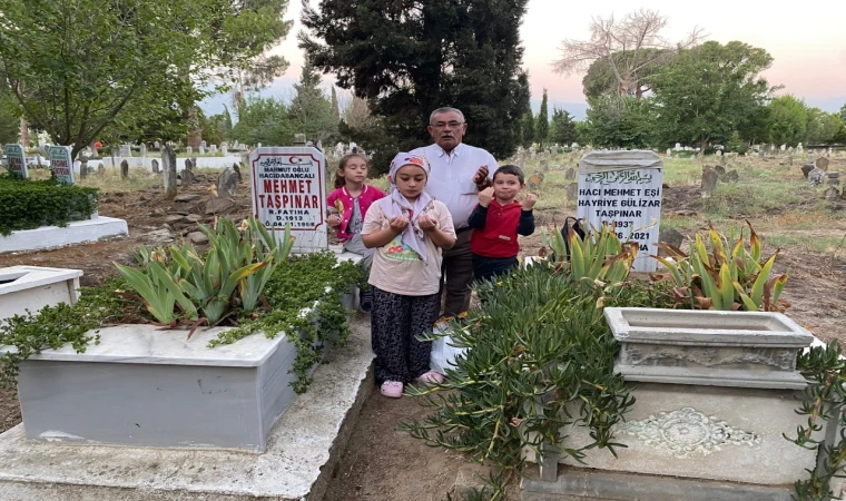 Bayram arifesinde mezarlıklar ziyaretçi akınına uğradı