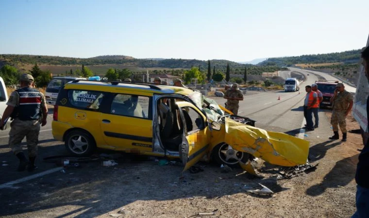 Hafriyat kamyonu ticari taksi ile çarpıştı: 2 ölü, 8 ağır yaralı