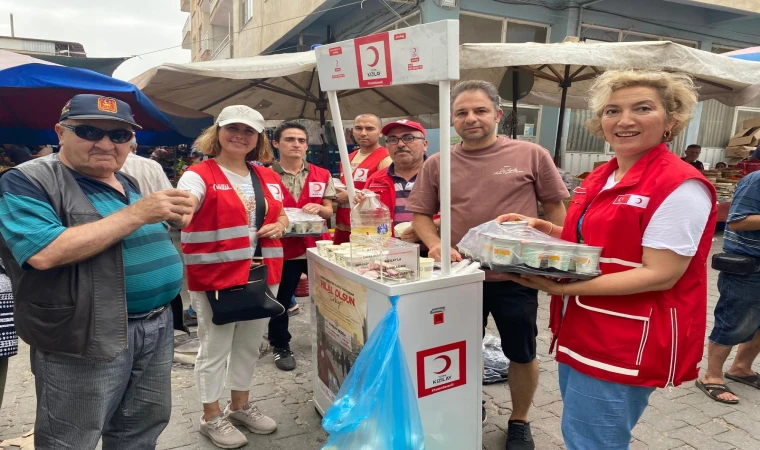 Kızılay'dan sıcakta çalışan esnafa limonata ikramı