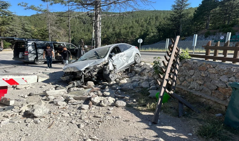 Kontrolden çıkan otomobil yol kenarındaki dinlenme tesisinin bahçe duvarına çarparak durabildi