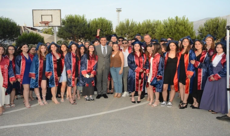 Manisa Ticaret Borsası Anadolu Lisesi'nde mezuniyet heyecanı