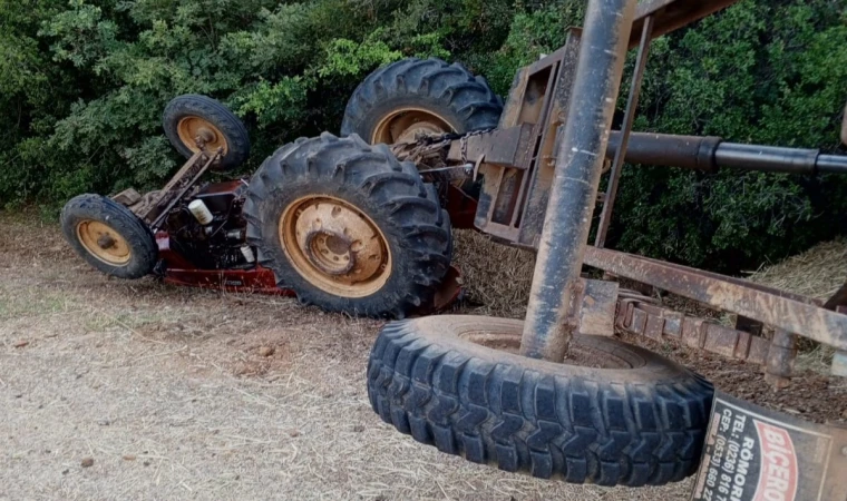 Manisa'da korkutan kaza: Traktör ters döndü