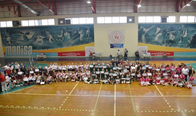 Manisa'da Mini Voleybol Şenliği'ne büyük ilgi