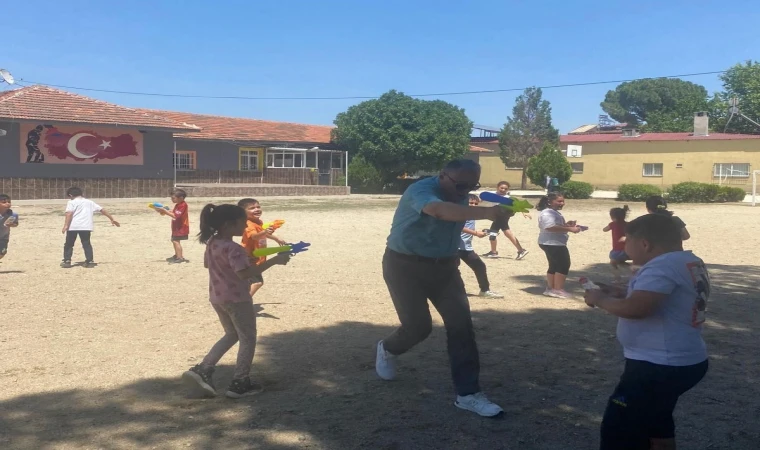 Öğrenciler sıcak havadan korunmak için bakın ne yaptı