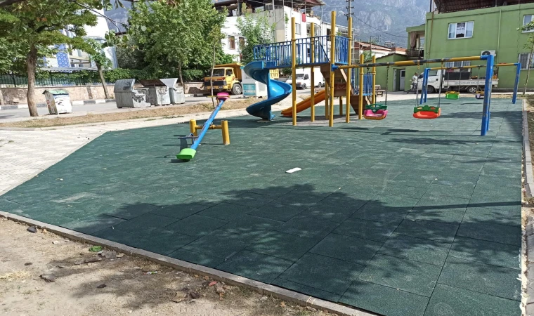 Şehzadeler Belediyesi çocuk parklarını tamir ediyor