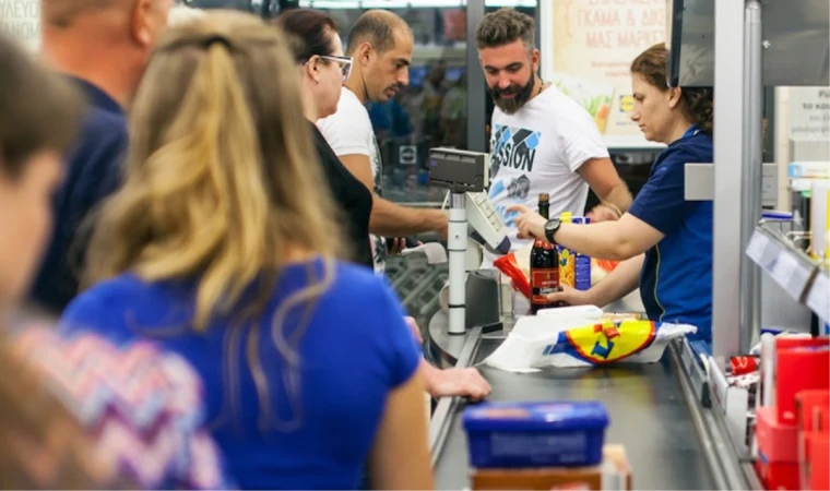 Ünlü zincir marketin astığı tabela fitili ateşledi