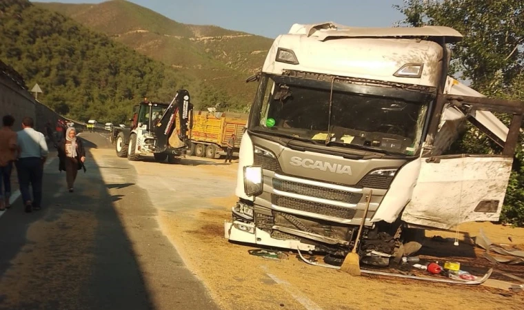 Buğday yüklü tır 3 metre yükseklikten alt yola devrildi