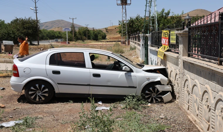 Direksiyon hakimiyetini kaybeden sürücü bahçe duvarına çarptı