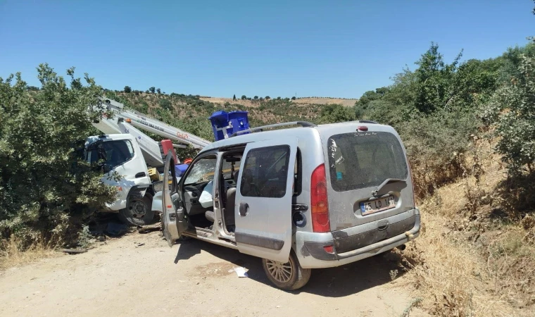 Hafif ticari araç kamyonetle çarpıştı: 2 yaralı